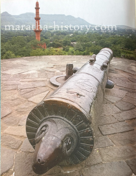 Daulatabad Fort Cannons - दौलताबाद किल्ला तोफा